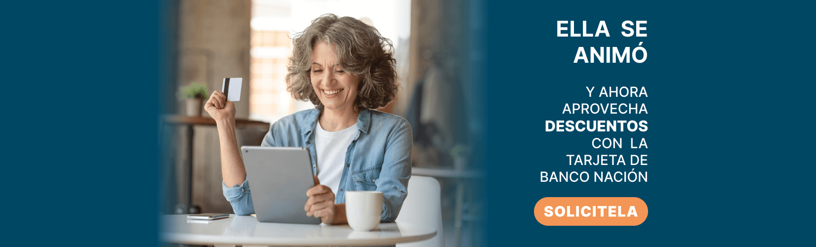 Mujer sonriente invitando a solicitar la tarjeta de crédito del Banco Nación.